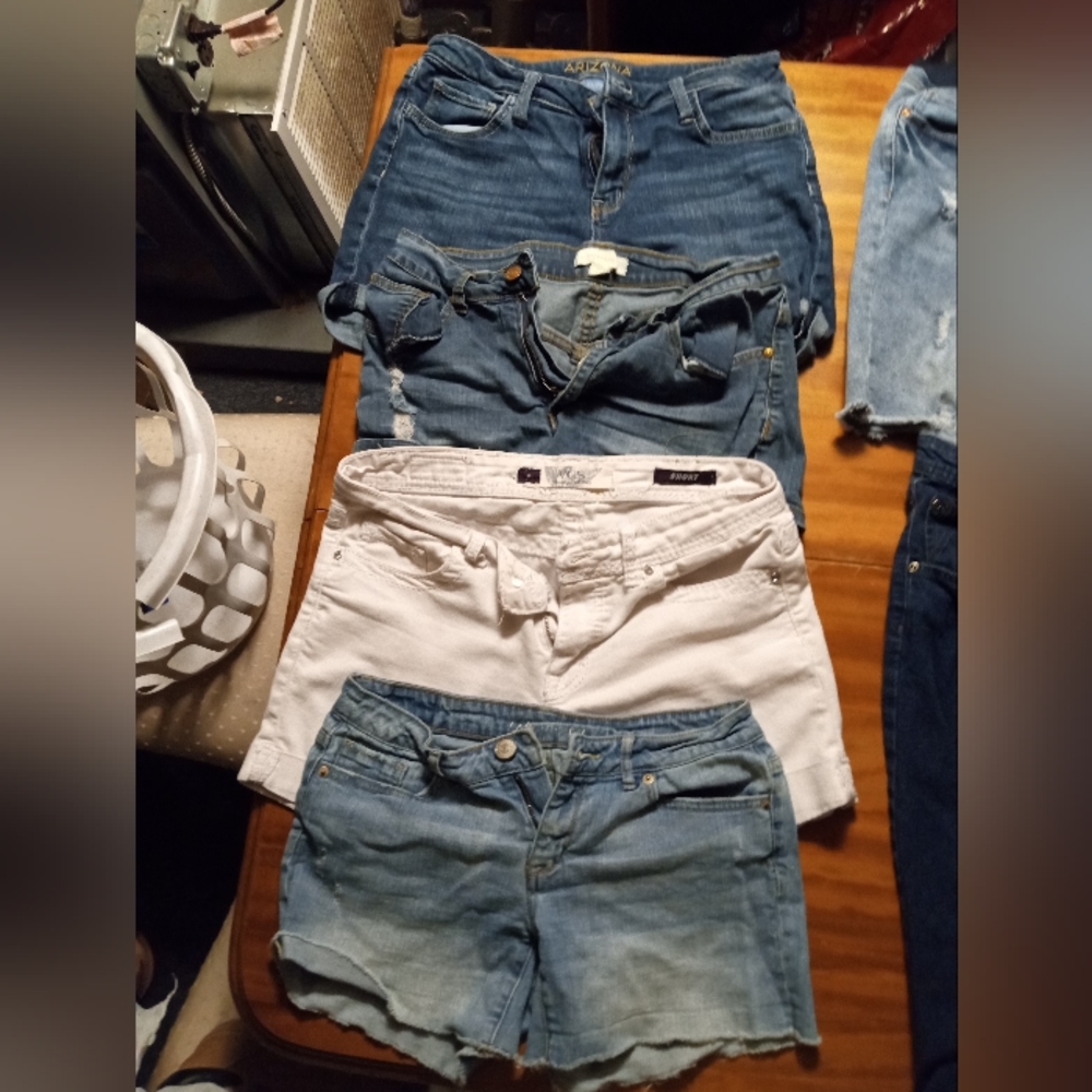 4pair of woman's cut off sorts sizes 10-14 areopostle Arizona vgs and another